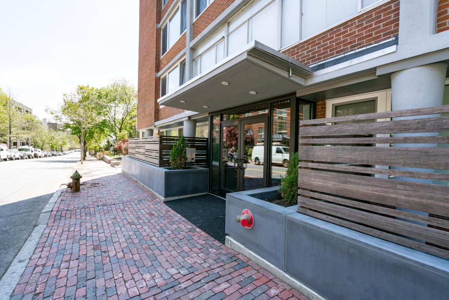 Harvard Sq 1br W Balcony Nr Shops Campus Bos-143
